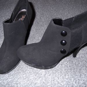 Unlisted by Kenneth Cole - Size 9